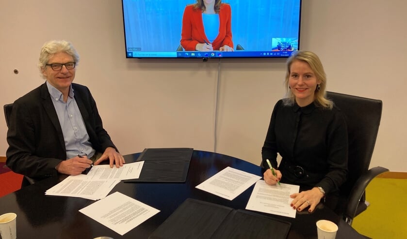 <p>Hans Al van Woningstichting Stek (l), Heleen Aarts van vastgoedontwikkelaar Amvest (m) en wethouder Jeanet van der Laan tekenen de samenwerkingsovereenkomst voor Dever-Zuid/Geestwater.</p>