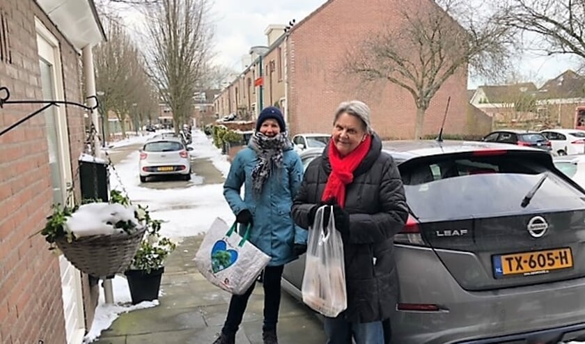 <p>Anita van Roessel en Anneke Langenberg verrassen Oegstgeestenaren. | Foto Anita van der Kaaden</p>