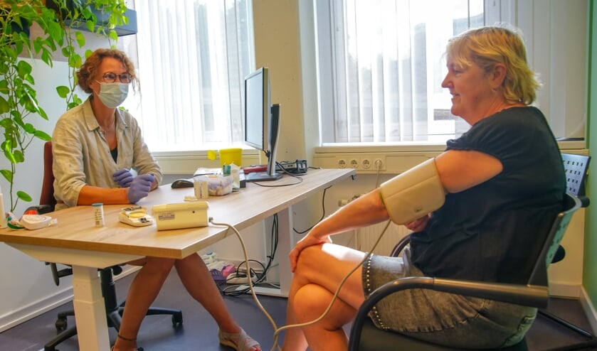 De gezondheidscheck wordt uitgevoerd met inachtneming van de de COVID-19-maatregelen.