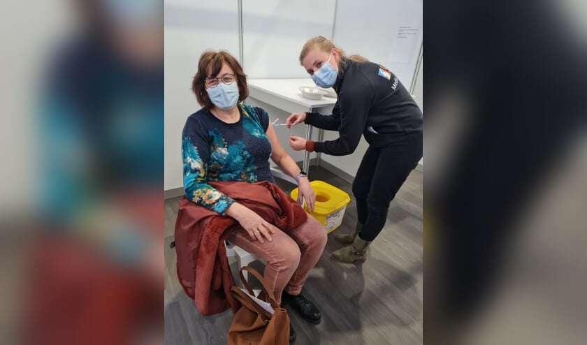 <p>Tropenarts in opleiding Anne Schrama kon net voor haar vertrek naar Sierra Leone haar moeder vaccineren. | Foto: pr</p>