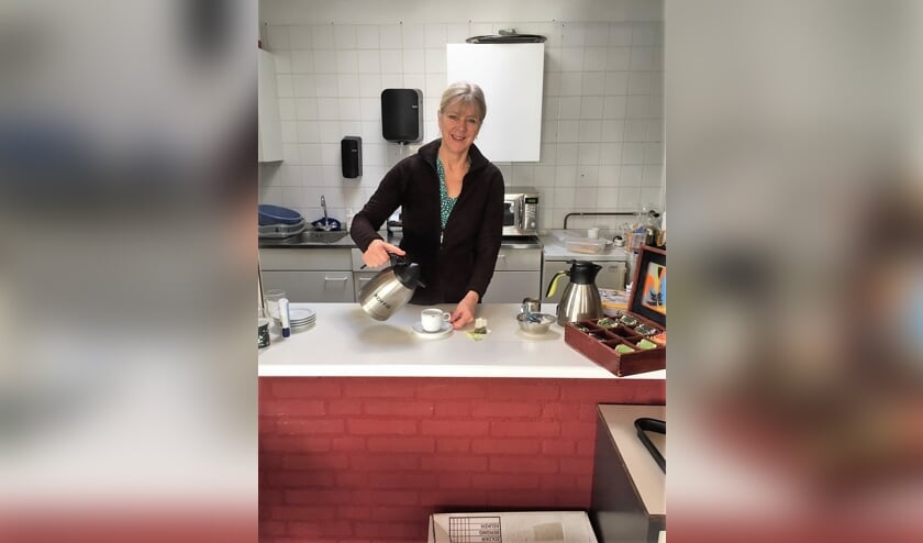 <p>Ariette van Hespen schenkt koffie in in de huiskamer van Lumen in het Dorpscentrum. | Foto Wim van Tuijl</p>