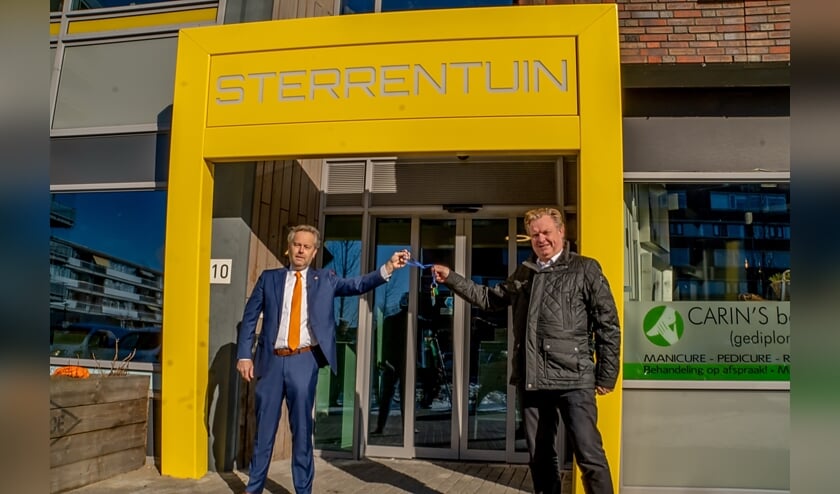 <p>Wethouder Willem Joosten (links) overhandigt de sleutels van De Sterrentuin aan wethouder Rik van Woudenberg. | Foto: J.P. Kranenburg</p>