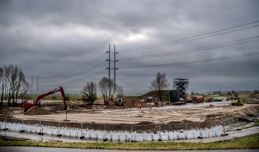 <p>Op de slappe veenbodem is een flink pakket grond gestort. | Foto: J.P. Kranenburg</p>