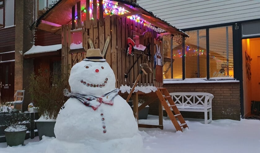 <p>“Onze sneeuwpop staat voor onze plaatselijke après skihut in onze voortuin,” schrijft de familie Velema uit de Apollostraat in Sassenheim. “De hut is zeer geliefd bij alle kinderen uit de buurt, met iedere keer weer een ander thema. We hebben ook een foto van de sneeuwpop met een TOP sjaal, omdat onze zoon Stefan op korfbal zit en groot fan is van TOP.”</p>