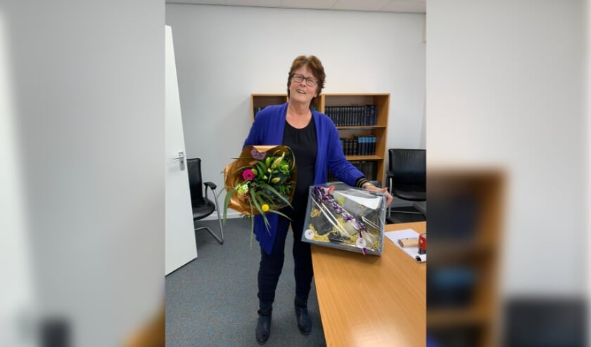 <p>Een van de winnaars met het decemberactie prijzenpakket. | Foto: pr.</p>