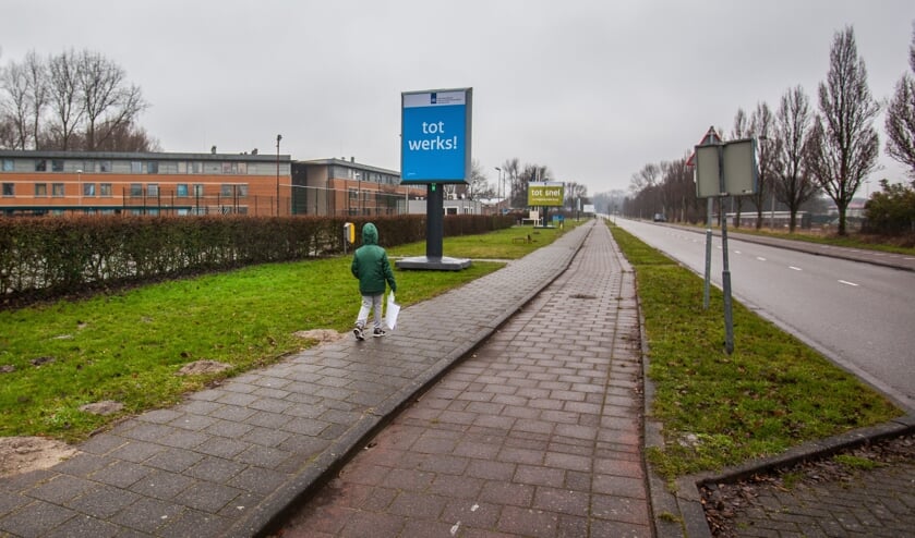 <p>Voor het huidige azc moet op termijn nieuwbouw komen. | Foto: Adrie van Duijvenvoorde</p>