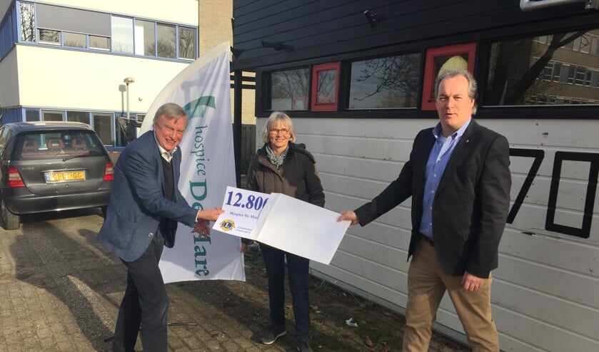 <p>Lions president Erwin van Achthoven (rechts) overhandigt de cheque aan Nelly van der Does en Roeland van Velzen van Hospice de Mare, die zeer verguld waren met deze eerste bijdrage uit de Leiderdorpse gemeenschap voor het hospice.</p>