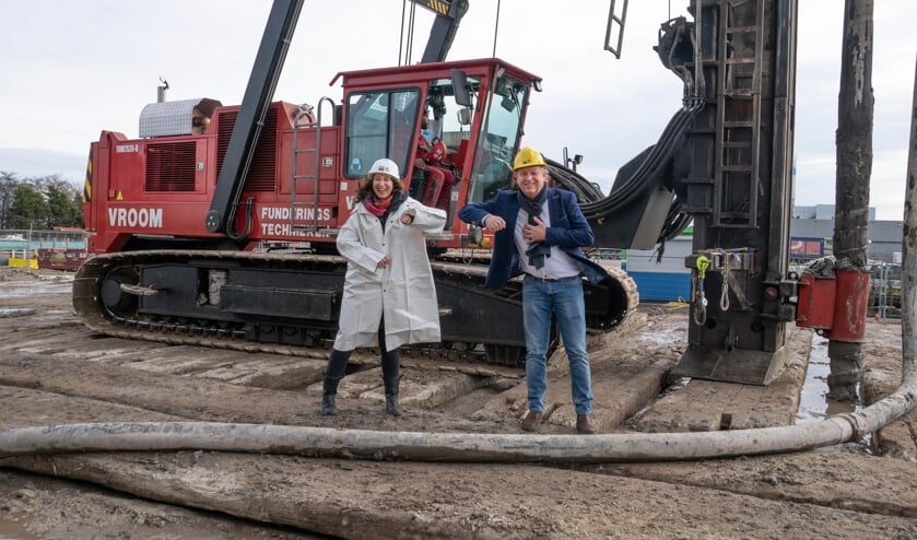 <p>Wethouder Karin Hoekstra en initiatiefnemer Ad Wijnhout. | </p>
