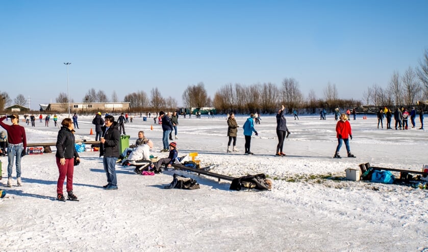 <p>Gezelligheid op de Leiderdorpse ijsbaan</p>