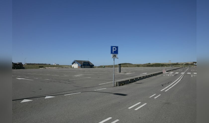 <p>Een van de opgeslagen foto’s bij Erfgoed Leiden: Gezicht op de lege parkeerplaats de Noordduinen in Katwijk tijdens de afsluiting in april 2020. | Foto: Jan Lagas</p>