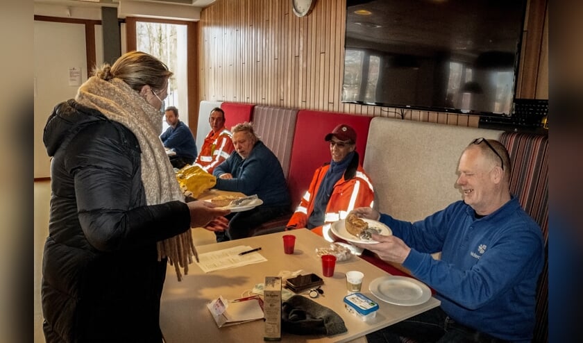 <p>Steunfractielid Hester Barendse van D66 Leiderdorp deelt appeltaart uit aan de medewerkers van de gemeentelijke buitendienst. </p>