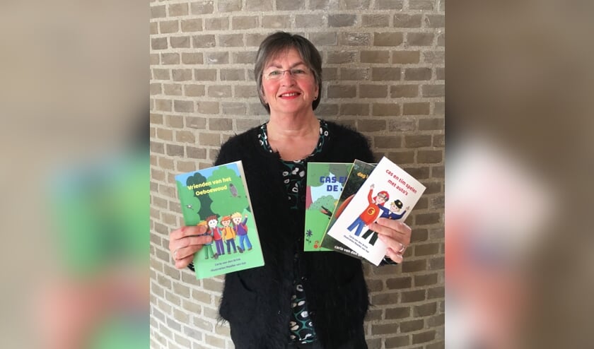 Carla van den Brink met de boeken die ze tot nu toe heeft gepubliceerd.