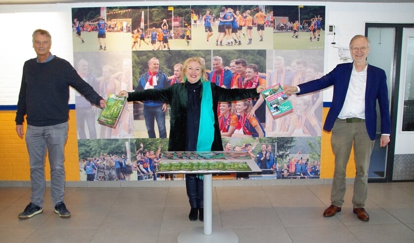 <p>Op dinsdag 16 maart waren wethouder Jan Nieuwenhuis, Marjolijn van der Jagt en voorzitter CKV Fiks, Nico van Welzen, aanwezig bij de presentatie van het magazine, die plaatsvond in de kantine van de korfbalvereniging die de verspreiding op zich zal nemen.</p>