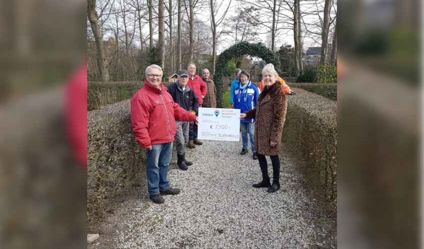 <p>Teun Nelemans en de vrijwilligers (l) ontvangen de cheque van het Jacoba van Beierenfonds van Mary van Putten (r). | Foto: pr. </p>