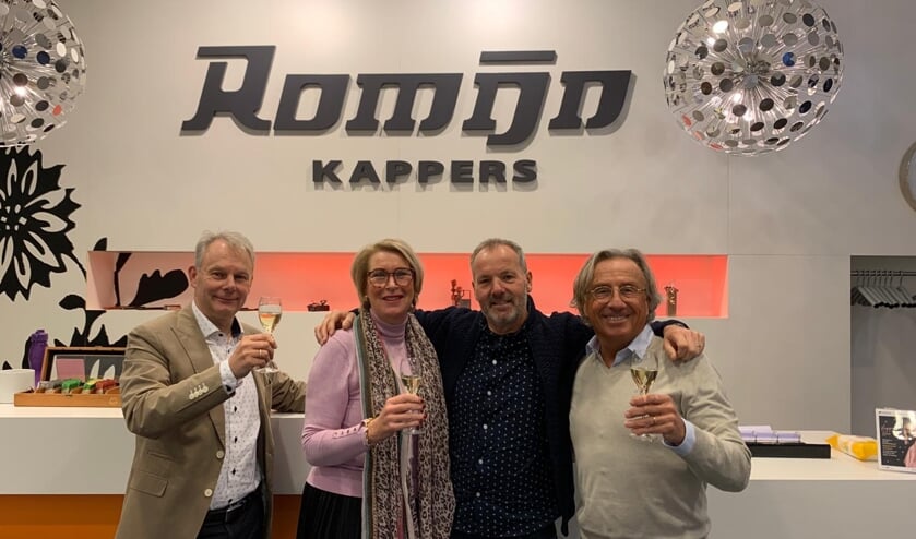 <p>Carla en Peter Romijn (r) samen met nieuwe eigenaren John Schollink (l) en René Minnee. | Foto: pr.</p>