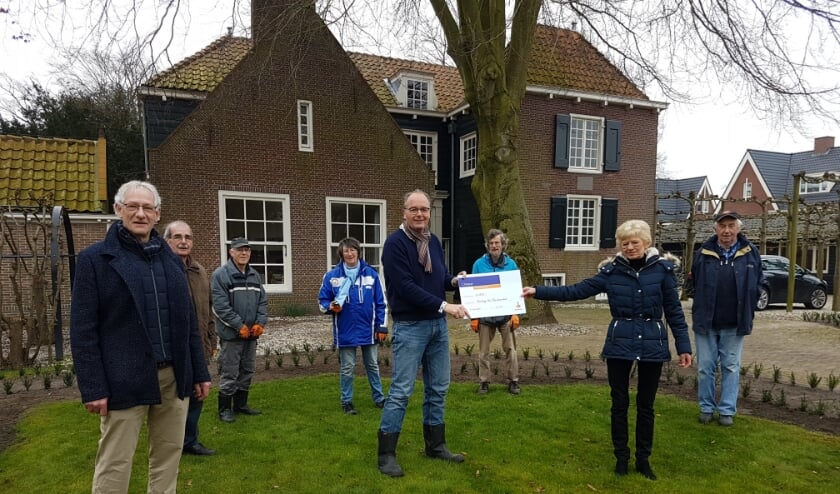 <p>Tiny Oostdam en Wim van Vliet (Rabobank) overhandigen de cheque aan Jan Westerbeek en de vrijwilligers. | Foto: pr.</p>