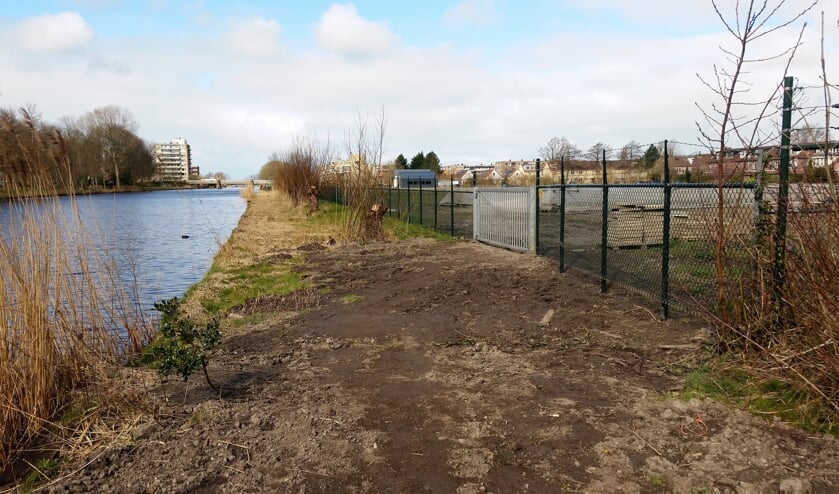 <p>Ondanks verweer van bewoners is het pad er toch gekomen. Zij maakten zich zorgen rust, privacy en natuur te verliezen. Het pad wordt door een hek met houten palen en gaas afgescheiden van groenstrook en kwekerij. | </p>