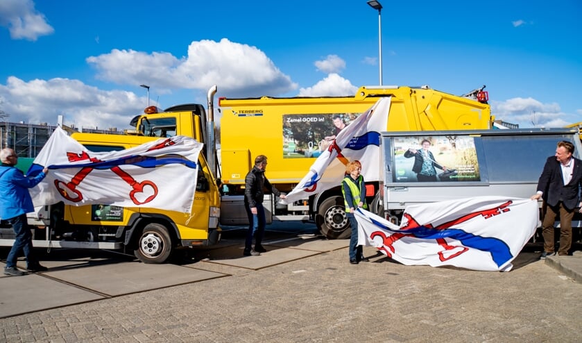 <p>V.l.n.r. Joop van Huut, Jeroen Hendriks en Anneke Stokkel onthullen de posters met hun beeltenis op de wagens van de reinigingsdienst. | Foto: J.P. Kranenburg</p>