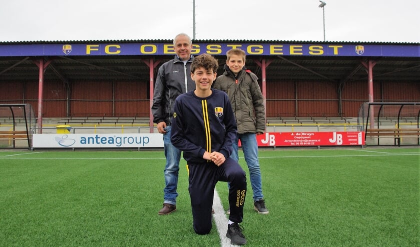<p>Sam Roovers op het FCO hoofdveld met achter hem trainer Bram Veldman en vriend Joeri. | </p>