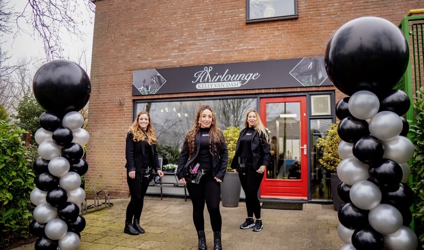 <p>Pamela, Kelly en Jerney (v.l.n.r.) zijn dolblij dat ze eindelijk weer mogen knippen.</p>