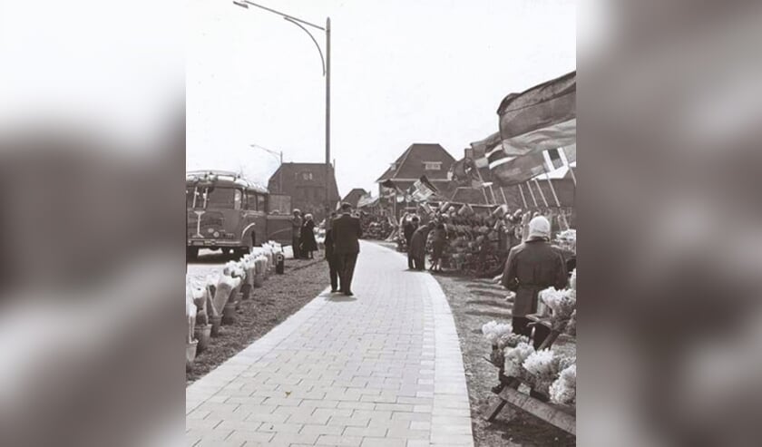 <p>Bloemenstalletjes aan de Leidsestraat. | Foto: Archief SVvOH.</p>
