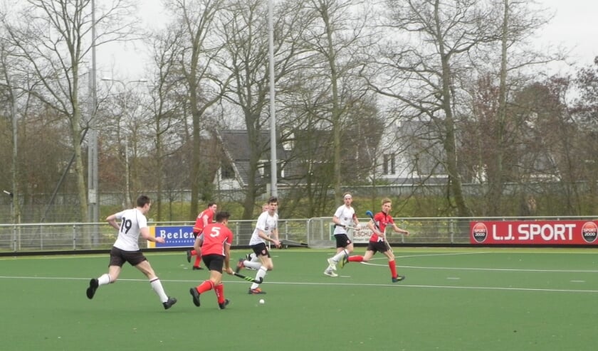 Een aanval van JA1 tijdens het oefenduel tegen H1 afgelopen zondag.
