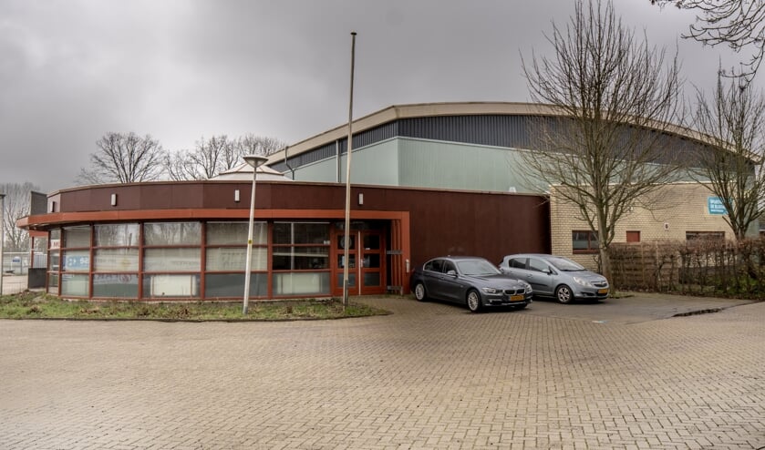 Sporthal De Bloemerd is door de GGD ingericht als vaccinatielocatie maar er zijn nog niet genoeg vaccins voorhanden om deze priklocatie daadwerkelijk in gebruik te nemen.