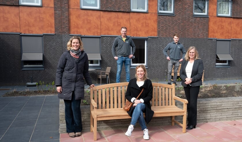 <p>De dames overhandigden de bankjes samen met vertegenwoordigers van Tuincentrum de Mooij. Met het mooie weer op komst zullen de bankjes veel gebruikt gaan worden. | Foto Wim de Winter</p>