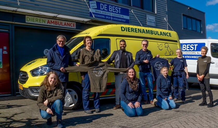 <p>Medewerkers van het Vogelasiel en de Dierenambulance in hun nieuwe kleding. Staand 3e en 4e van links sponsoren Rosh jeffrey Ganput en Edward Hardam.</p>