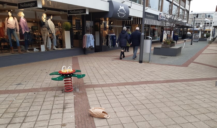<p>De gemeente hoopt dat ook ondernemers meer doen om zwerfvuil op te ruimen. | Foto: RD</p>