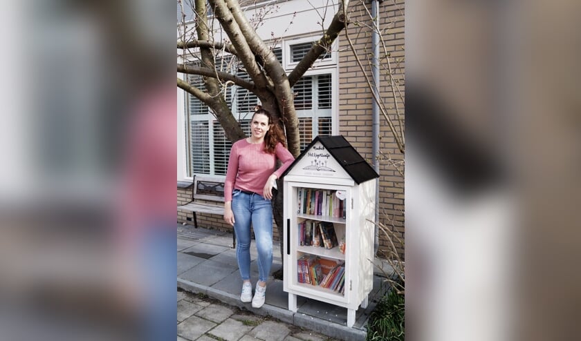 <p>Leonie van Zonneveld bij haar minibieb Het Kagertuintje.| Foto: pr.</p>