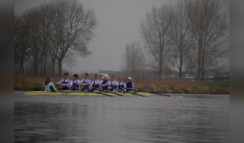 <p>De acht met stuurvrouw op de Dwarswatering.</p>