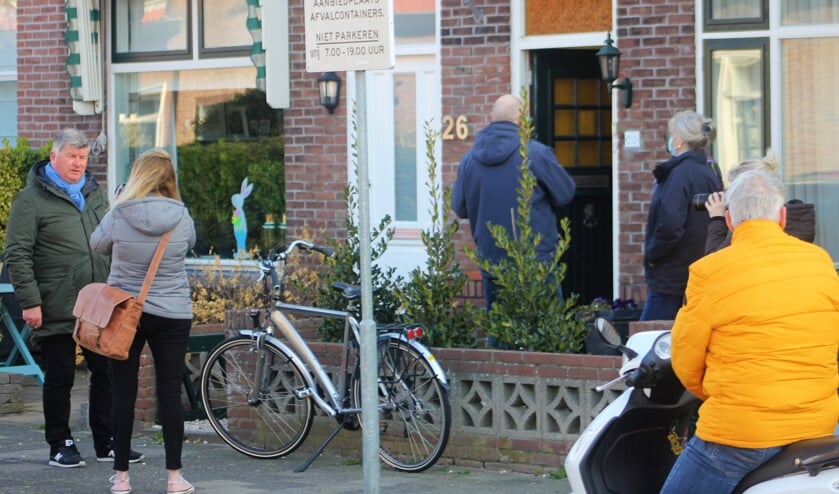 <p>Meelevende dorpsgenoten betuigen steun aan de 76-jarige Loes Alkemade die haar huis werd uitgezet. | Foto: WS</p>