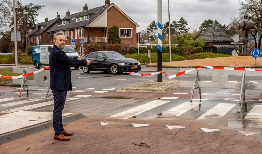 Wethouder Willem Joosten knipt het lint door, waarna de Ericalaan weer opengesteld werd voor al het verkeer.