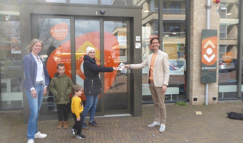 In Noordwijk reikte wethouder Ter Hark de eerste Wandelwaaier uit. | Foto en tekst: Ina Verblaauw