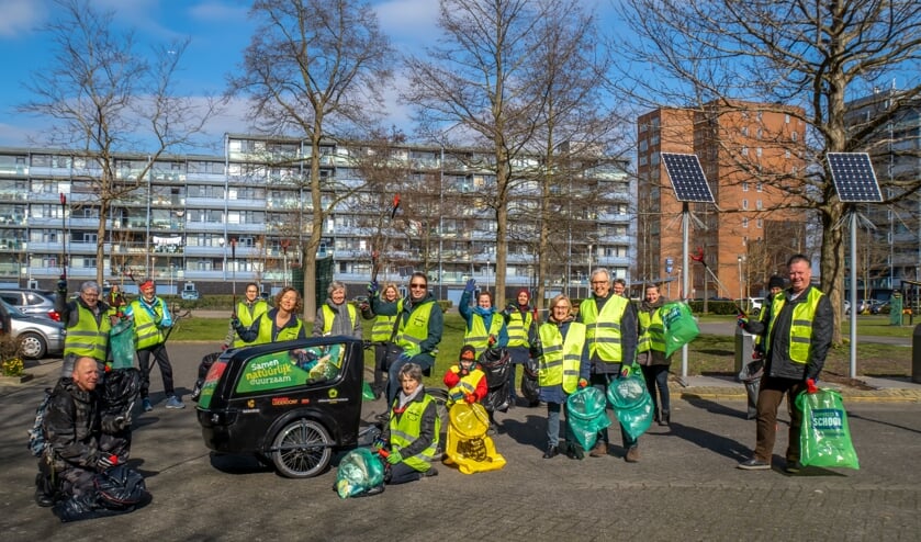 <p>De Straatjutters samen met een aantal 'losse' vrijwilligers en wethouder Rik van Woudenberg (geheel rechts).</p>