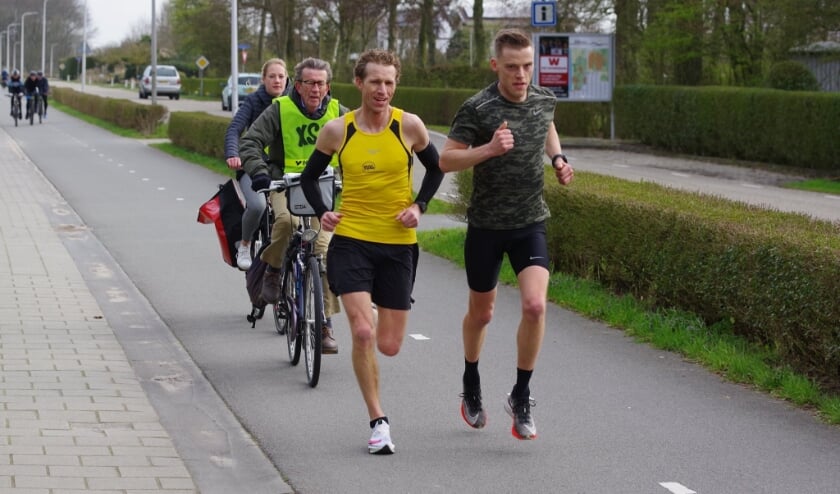 Arjan van der Hoorn met Bram Prins (haas) en Piet van der Luijt (fietser)