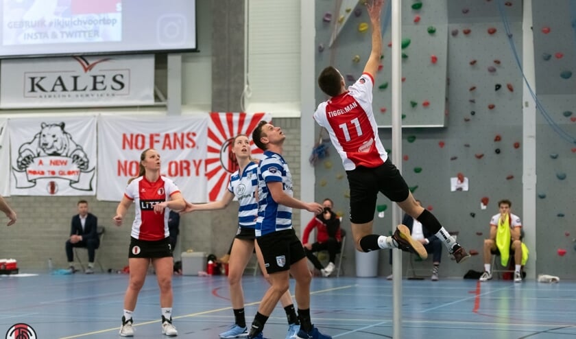 Invaller Thomas Tiggelman pakt zijn doelpunt mee.