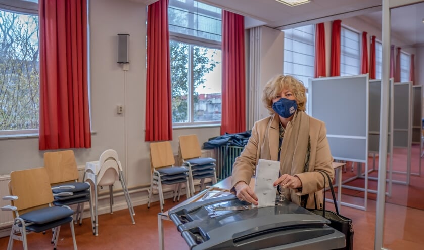 <p>Burgemeester Laila Driessen laat haar stembiljet in de stembus glijden.</p>