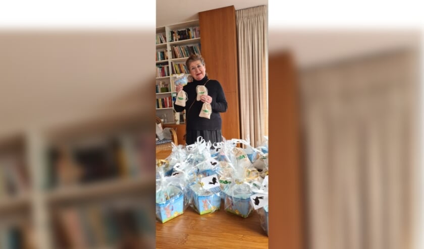 Voorzitter Lia Ligthart met de paascadeautjes.