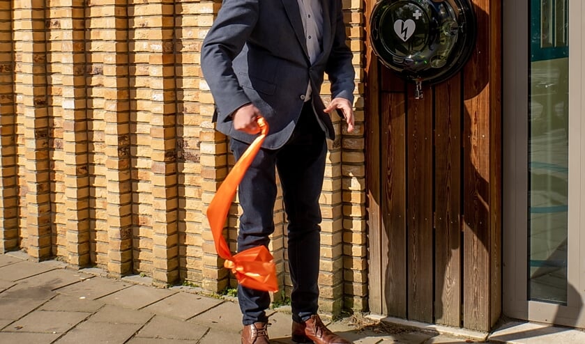 <p>Wethouder Daan Binnendijk heeft net de AED bij basisschool De Leeuwerik onthuld. | Foto: J.P. Kranenburg</p>