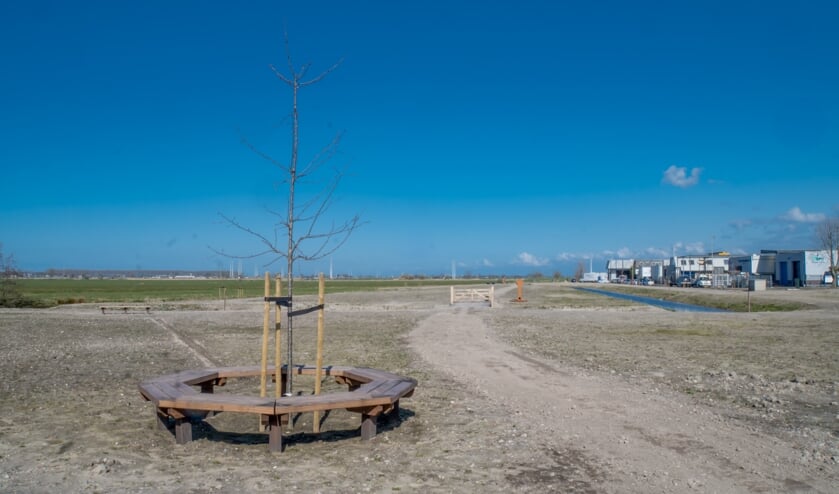<p>Het nog kale 'Park Agthoven' in de Achthovenerpolder, met rechts industrieterrein De Lage Zijde. | Foto: J.P.K. </p>