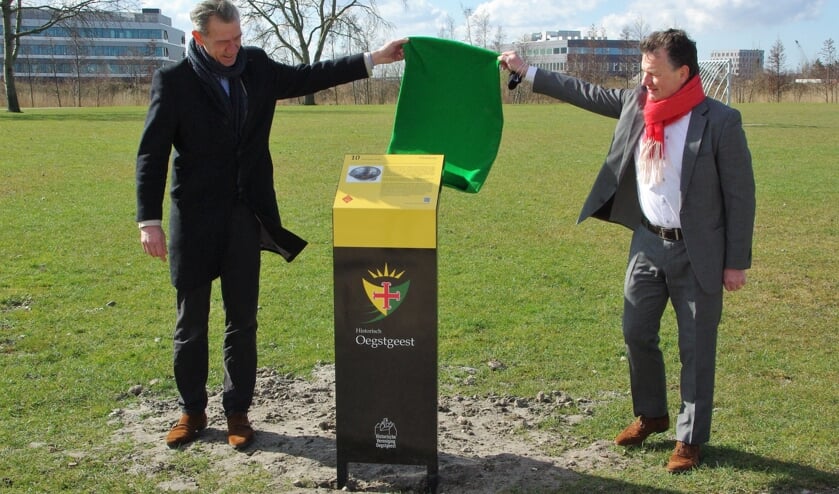 <p>Wethouder Matthijs Huizing en voorzitter Rob Sturm onthullen de informatiezuil in park Landskroon. | </p>