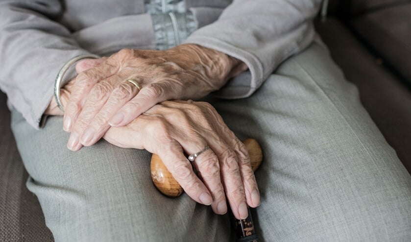 Mensen die mantelzorgverlener, bijvoorbeeld aan hun ouders of buurvrouw, kunnen in aanmerking komen voor het mantelzorgcompliment.