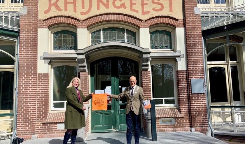 <p>Een rugzakje en een programmaboekje voor burgemeester Jaensch.</p>