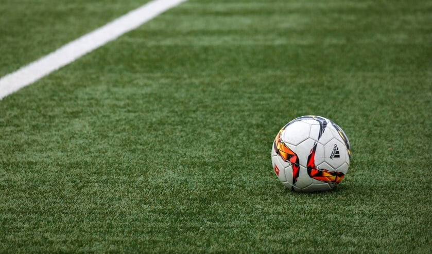<p>De kunstgrasvelden bij FC Lisse zijn al enige jaren aan vervanging toe. Over enige tijd liggen ze er weer keurig bij.</p>