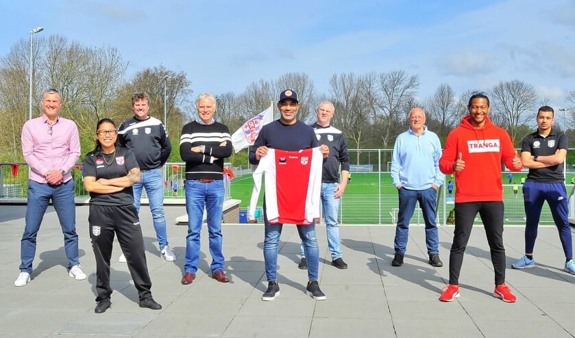 <p>V.l.n.r. Bert Siera (bestuurslid Technische Zaken) Jaclyn Leiwakabessy, Gert-Jan van Egmond (assistent trainer/coach van het talententeam), Dick van der Bijl (voorzitter), Benny Bensaid, Gerard Hoogenboom (technisch coördinator vrouwen- en meisjesvoetbal), Arnold Staal (penningmeester), Rodney Lemmers (fysiek trainer en verzorger) en Shahroch Ramez (assistent-trainer RCL selectie). </p>