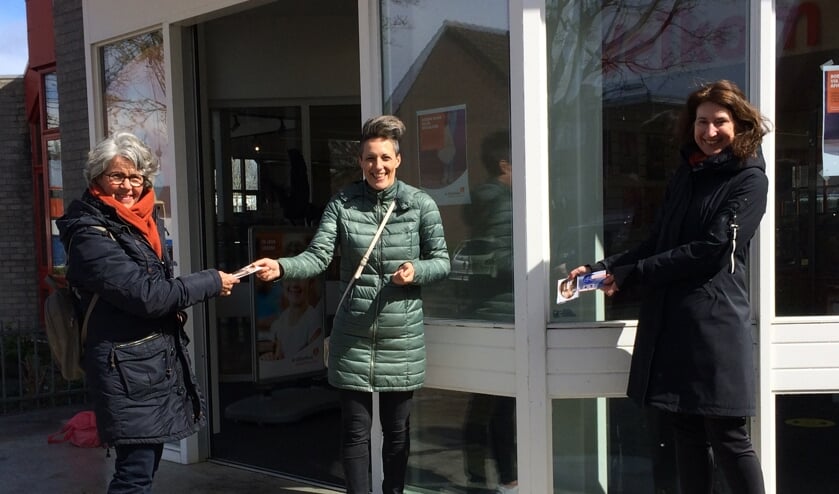 <p>Vanaf links: Thea van Ommeren en haar taalmaatje Vanja Tosutovic. Rechts wethouder Karin Hoekstra. </p>