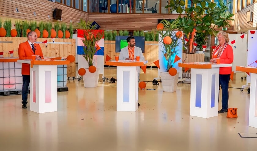 <p>V.l.n.r. voorzitter Hans Kruidenberg van de Oranjevereniging, presentator Rudo Slappendel, burgemeester Laila Driessen. </p>