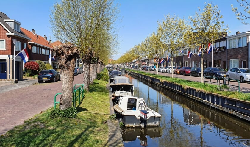 De Postwijkkade (links) en de Zandslootkade gezien vanaf de Oude Post brug aan de Hoofdstraat.